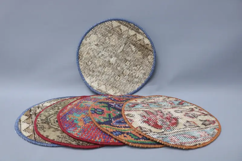 エレガントなレッドとベージュのランチョンマット、プレミアムダイニングアクセサリー