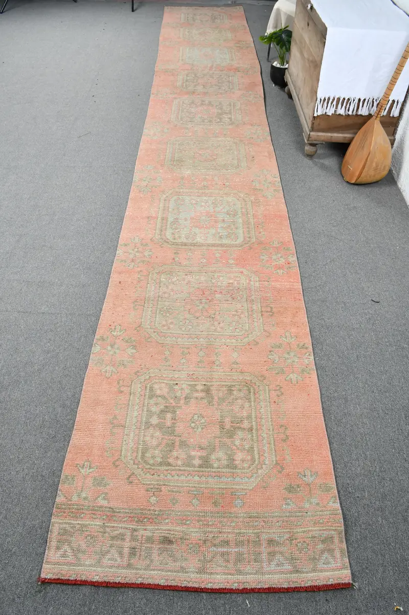 Orangefarbener, grüner Teppich mit Tiermuster, 2,8 x 18,5 Fuß