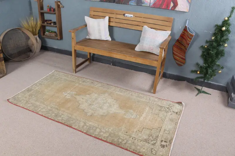 Elegante alfombra beige y verde, diseño geométrico a rayas de 3x6 pies