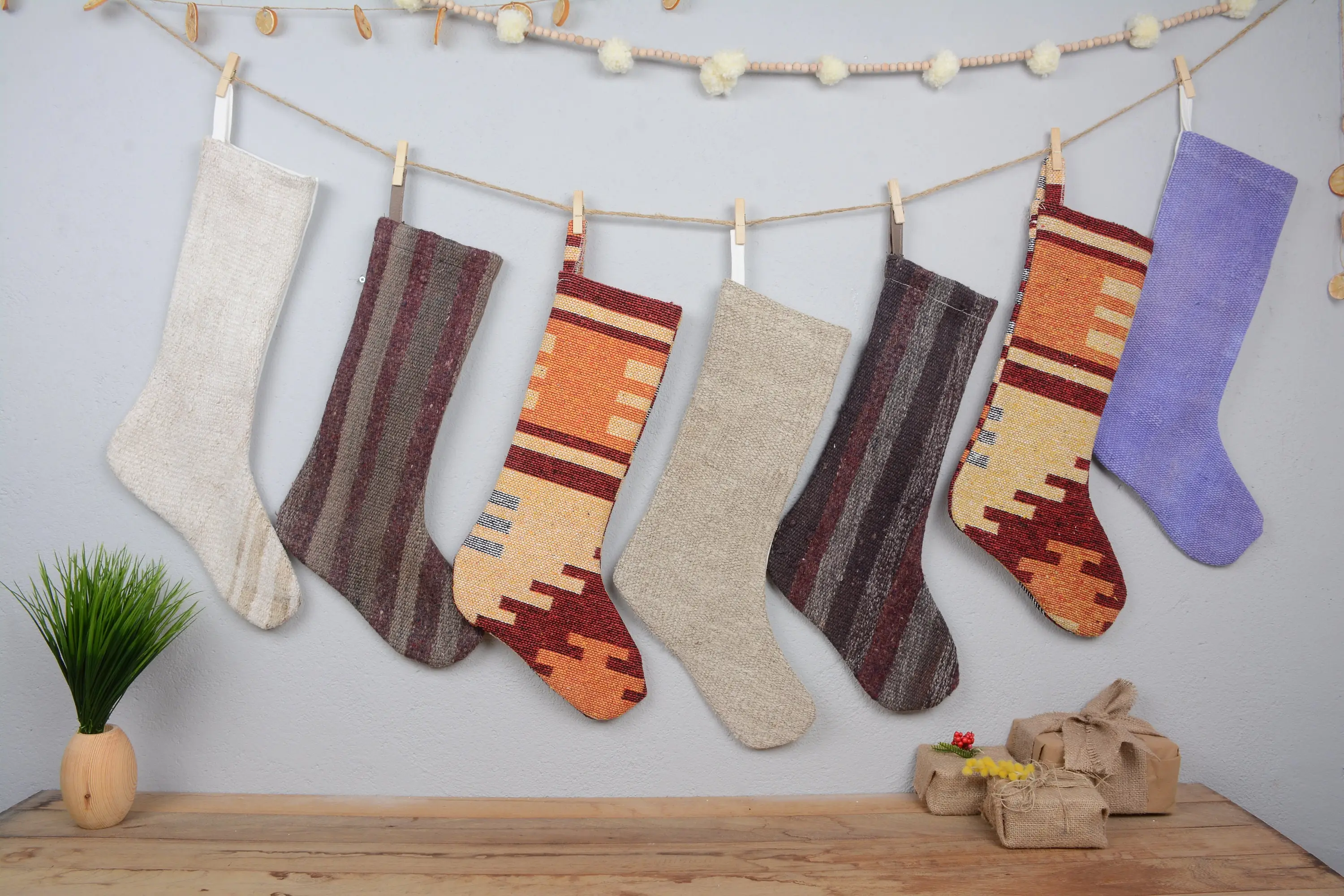 Şenlikli Noel Süsleri Deseni, 8 İnç Geniş Noel Çorabı - 1