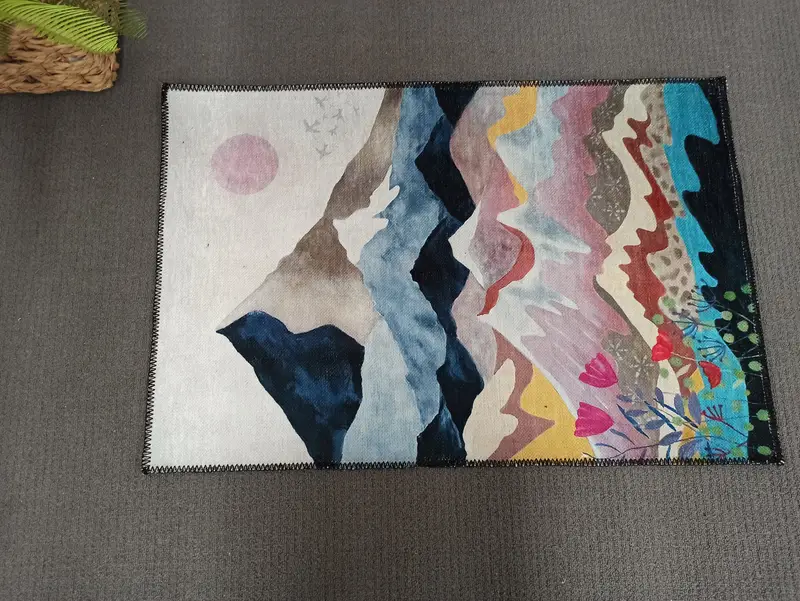 Bedruckter Teppich mit Berglandschaft: Modernes, zeitgenössisches, minimalistisches Design