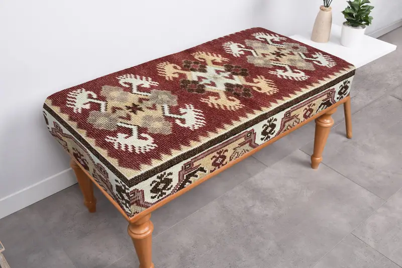 北欧風オットマン、赤と黄色のキリム風オットマン