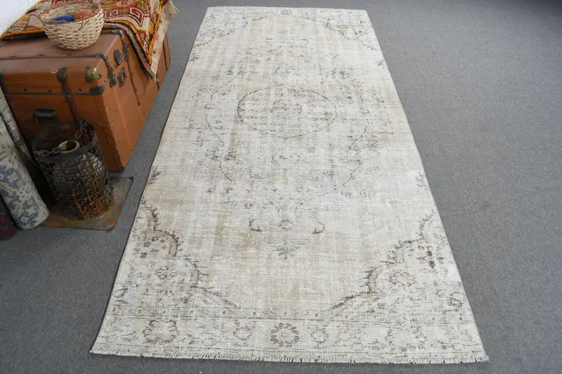 Eleganter beige-brauner Teppich, 3,9 x 8,8 Fuß großes Polka-Dot-Design