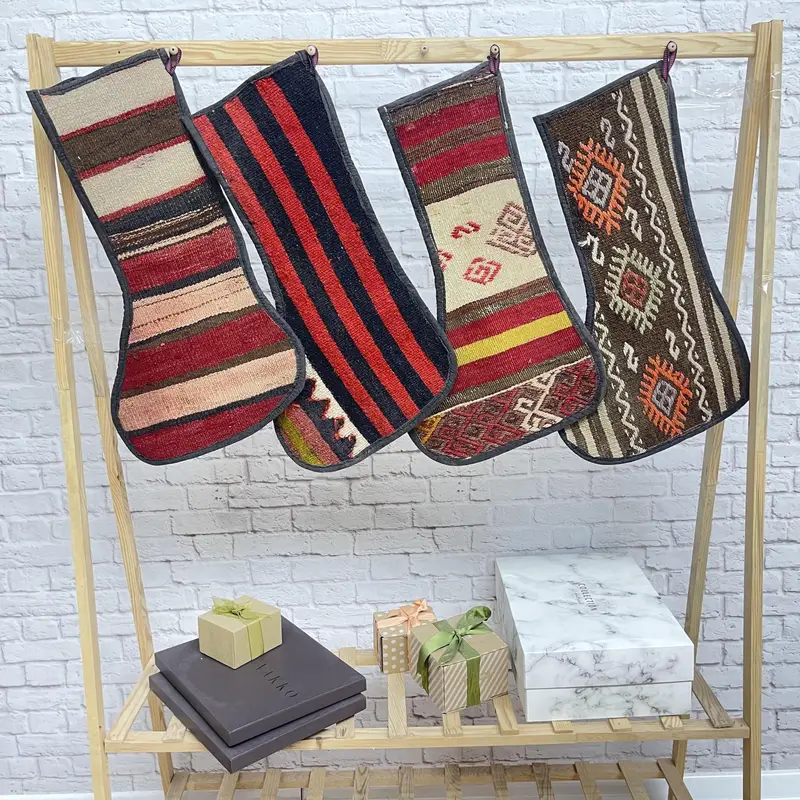 Kırmızı & Kahverengi Pamuklu Noel Çorabı, Şenlikli Süs Desenli Tatil Dekoru