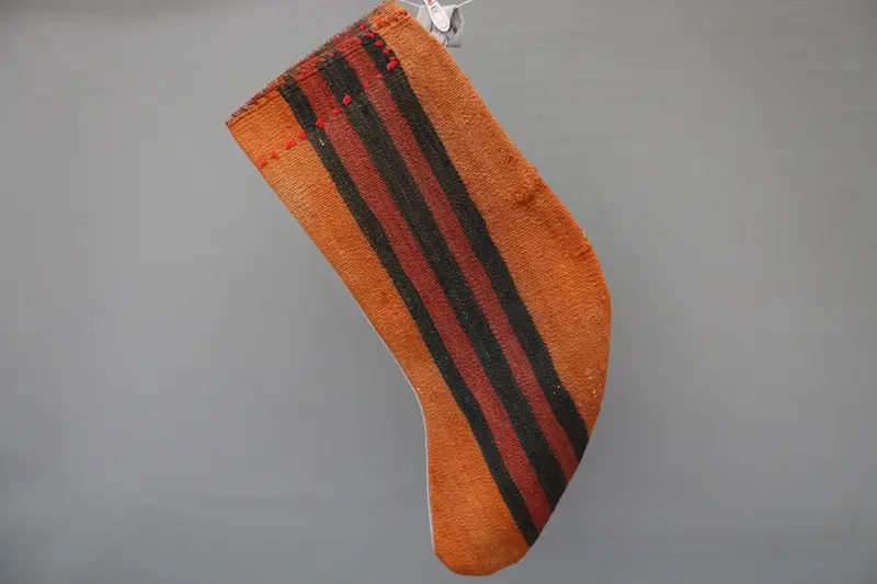 Medias navideñas rojas con adornos marrones, decoración festiva