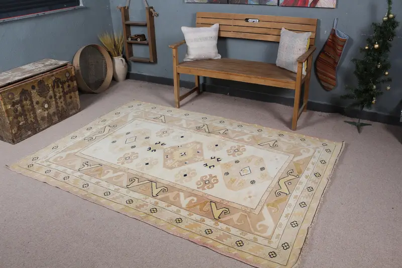 5.1x7.2 フィート ベージュ & ブラウン ラグ、水玉模様