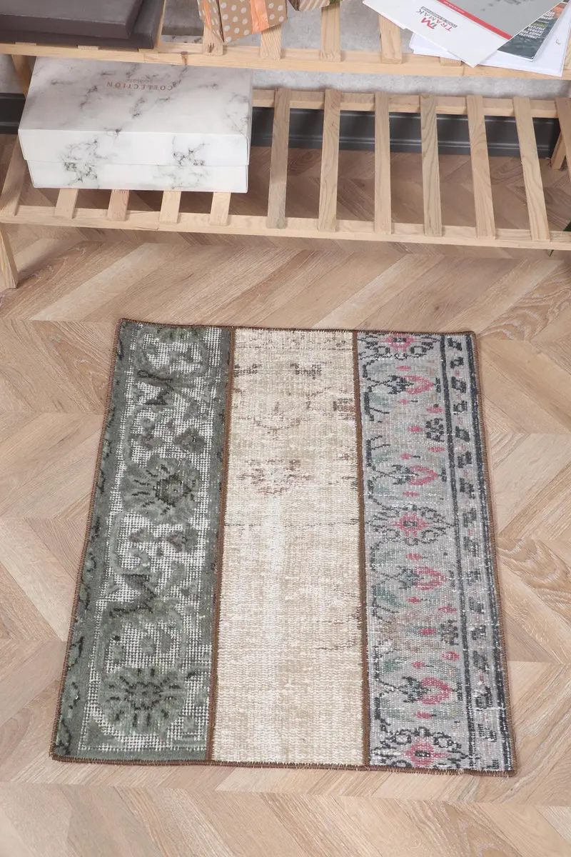 Grüner und beigefarbener, 60 x 60 cm großer, gepunkteter Teppich, perfekt für jeden Raum