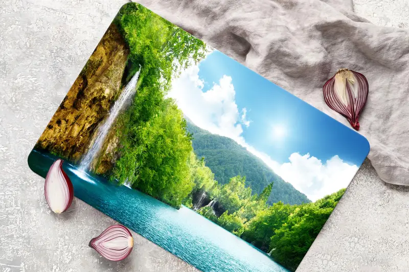 強化安全性と滑り止め脚を備えた自然からインスピレーションを得たガラスまな板