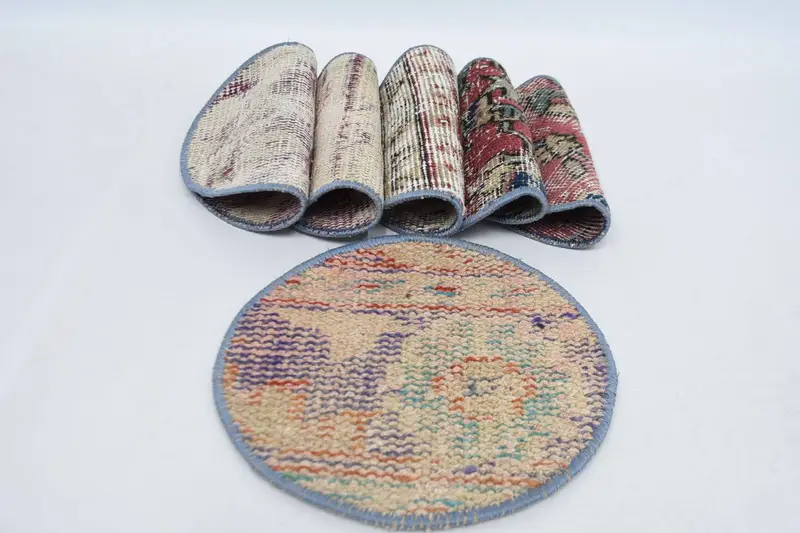 Böhmisches Muster, Kreis-Tischsets in Beige und Rot, Baumwolle und Wolle