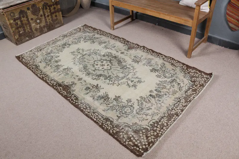 エレガントなベージュとブラウンのラグ、3.8x6.7フィートの抽象的なデザイン