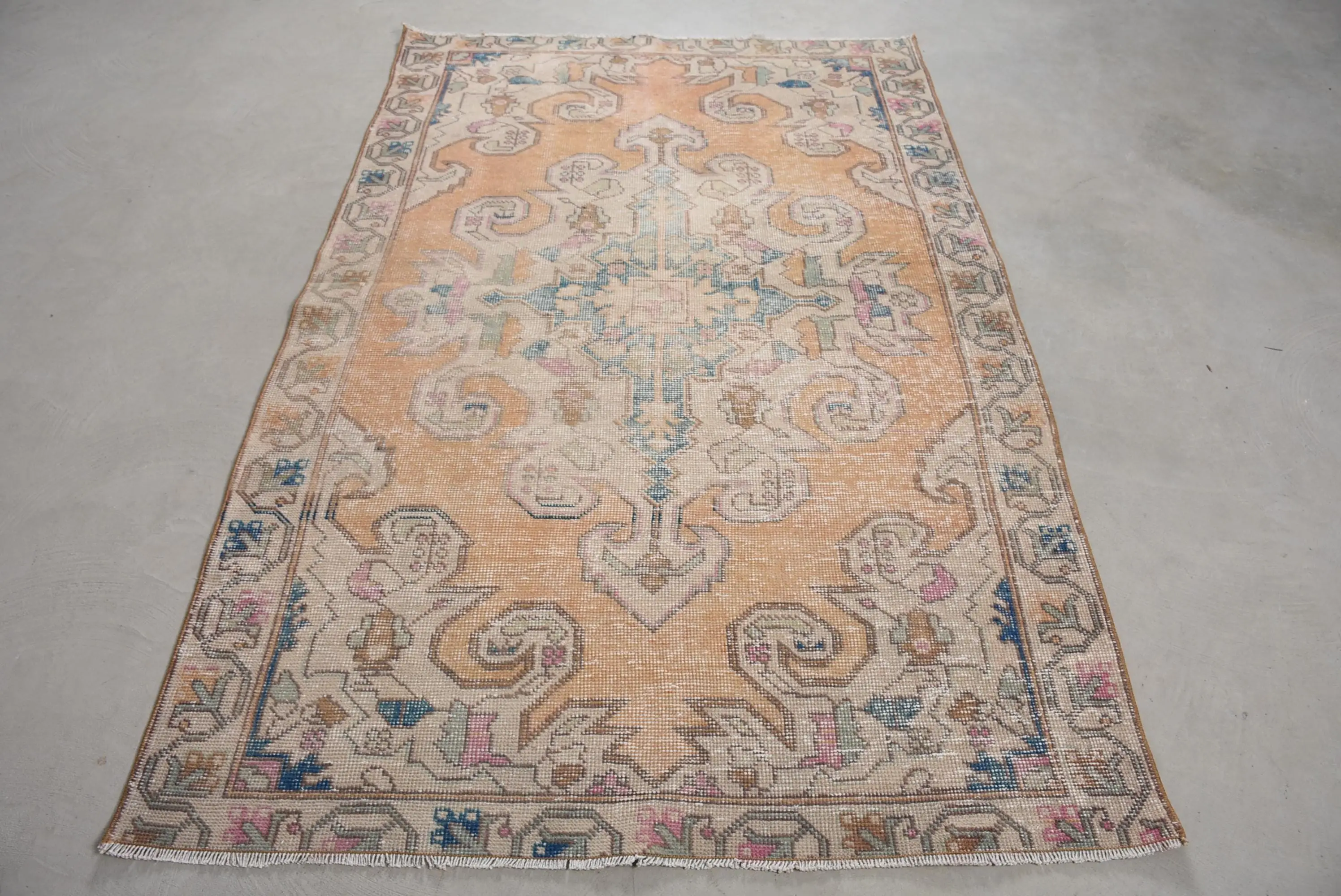 Türkischer Vintage-Teppich, 132 x 208 cm, brauner gepunkteter Wollteppich - 1
