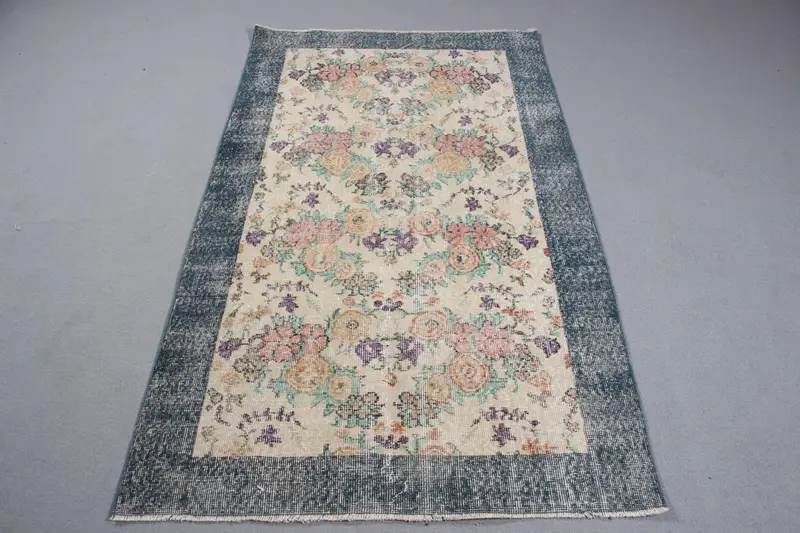 Elegante Alfombra Beige 1,1x1,8m con Detalles en Verde