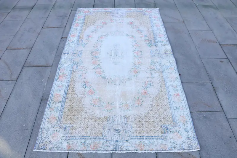 エレガントなベージュ&ブルーラグ、3.8x6.7フィートのボタニカルデザイン