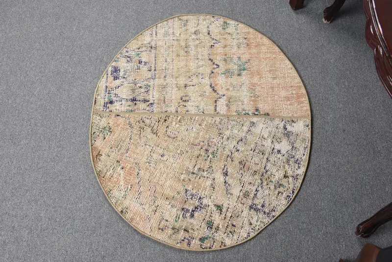 Handgefertigter Teppich in Beige und Orange, 2,4 x 2,9 Fuß großes persisches Muster