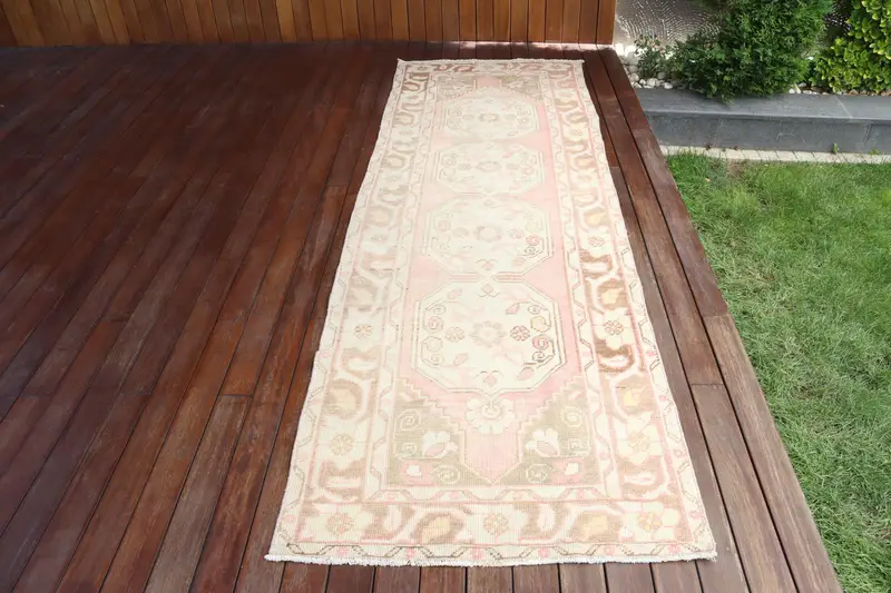 Vintage Läuferteppich 3x9,4 Fuß, rosa-weißer Blumenteppich aus Wolle - 1