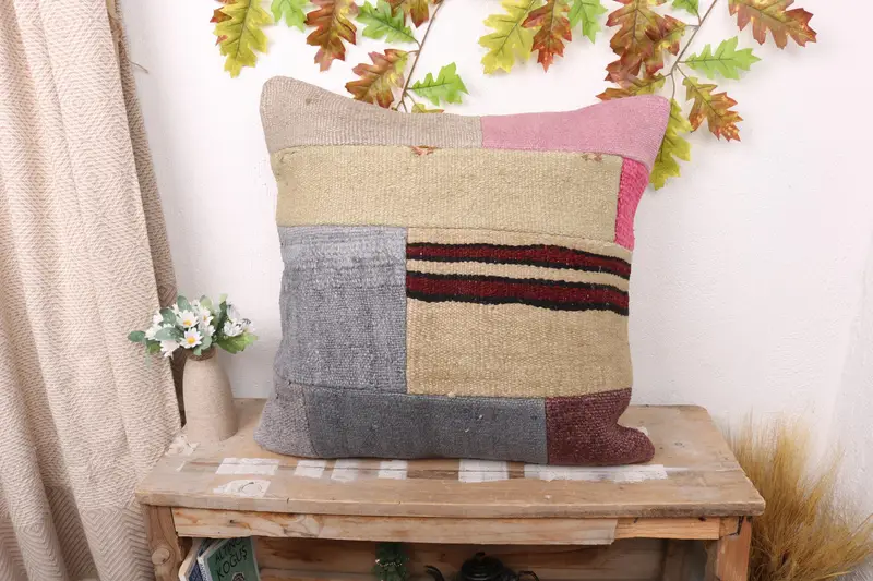 Graues und beiges Patchwork-Wurfkissen, handgefertigtes besticktes Kissen