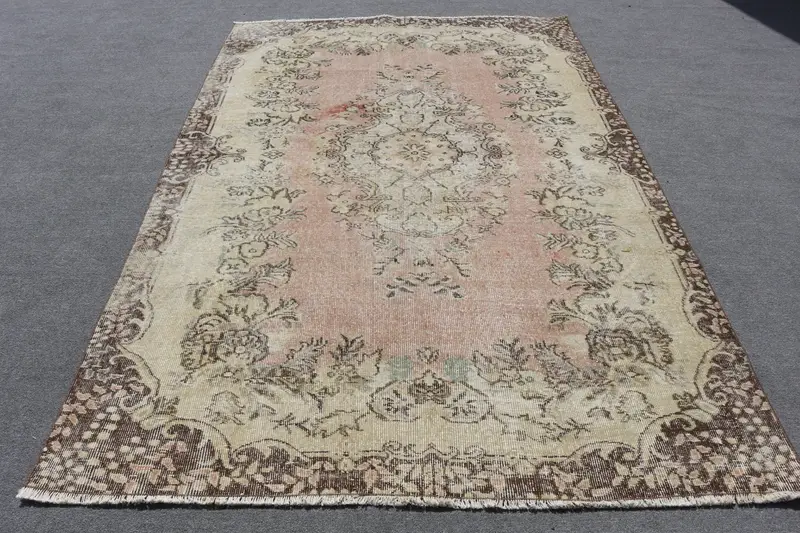 Elegant Beige Oriental Rug, 8,4x8,4 ft with Brown Accents
