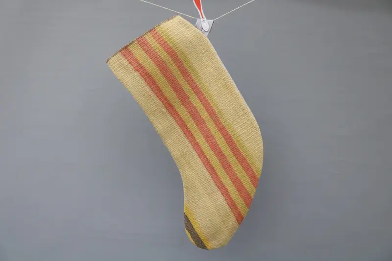 Medias navideñas rojas con adornos beige, decoración festiva