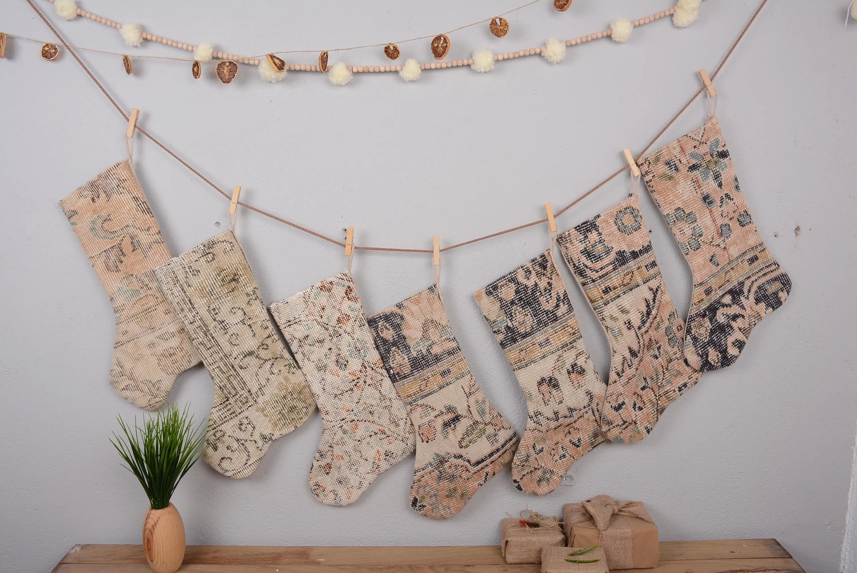 Patrón de adornos navideños, calcetín navideño de 7 pulgadas de ancho - 1
