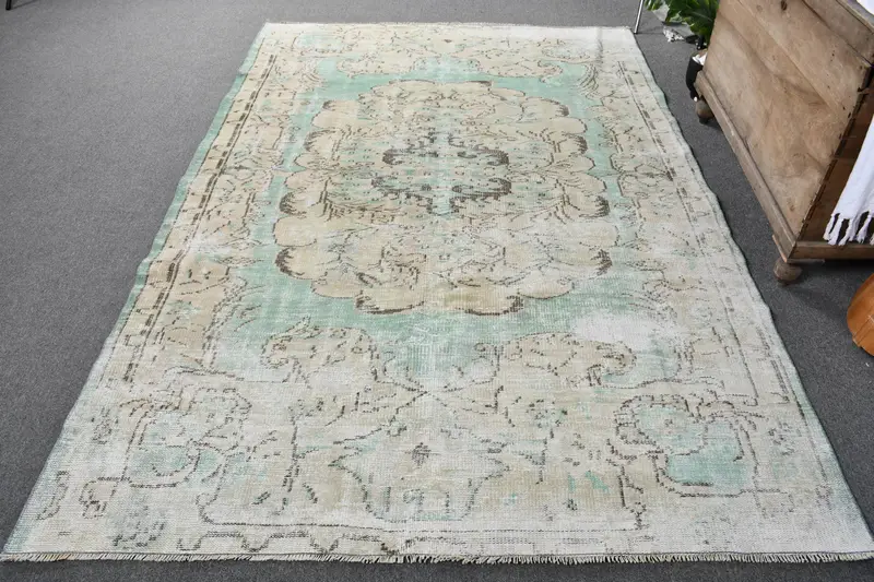 Elegante alfombra beige 175x260 cm con diseño abstracto y detalles en verde
