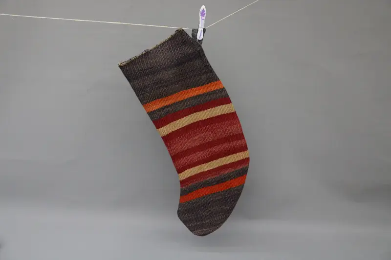 Roter Weihnachtsstrumpf, 9 Zoll breit mit schwarzem Ornamentmuster