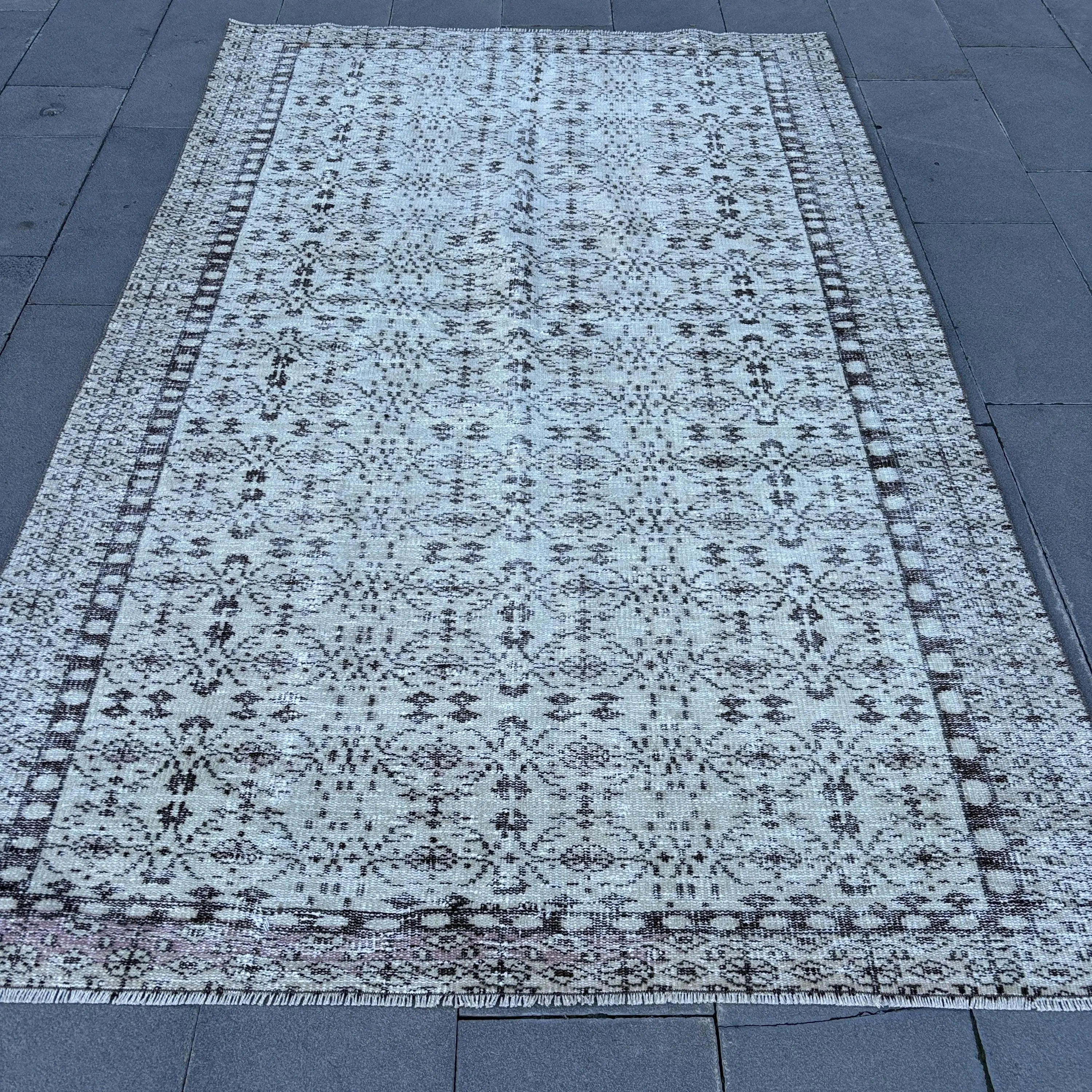 5,3x8,3 ft Teppich, türkischer Vintage-Teppich, grau-schwarzer Ikat-Wollteppich - 1