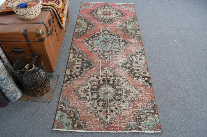 レッド&グリーンの幾何学模様のラグ、2.7x6.6フィートのシックな装飾