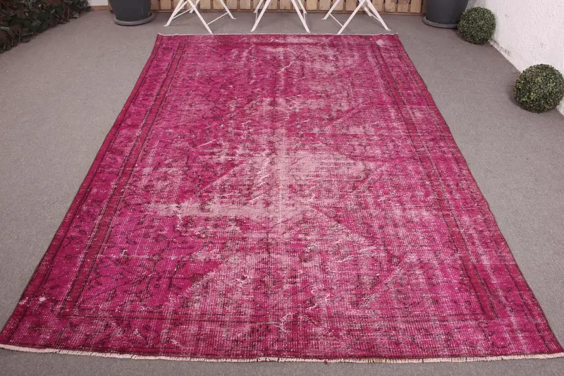 Handgefertigter Teppich mit lila und schwarzen Punkten, 5,8 x 8,7 Fuß