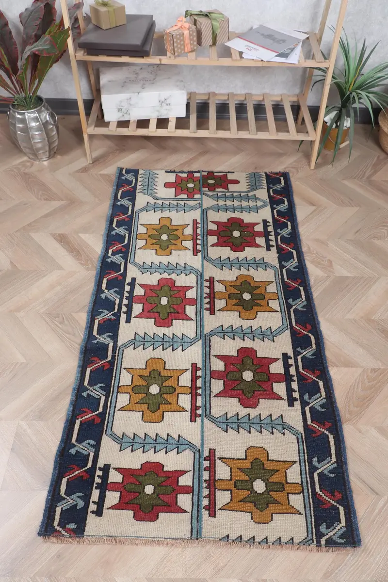 Eleganter Teppich in Beige und Blau, 2,6 x 4,9 Fuß großes Randdesign