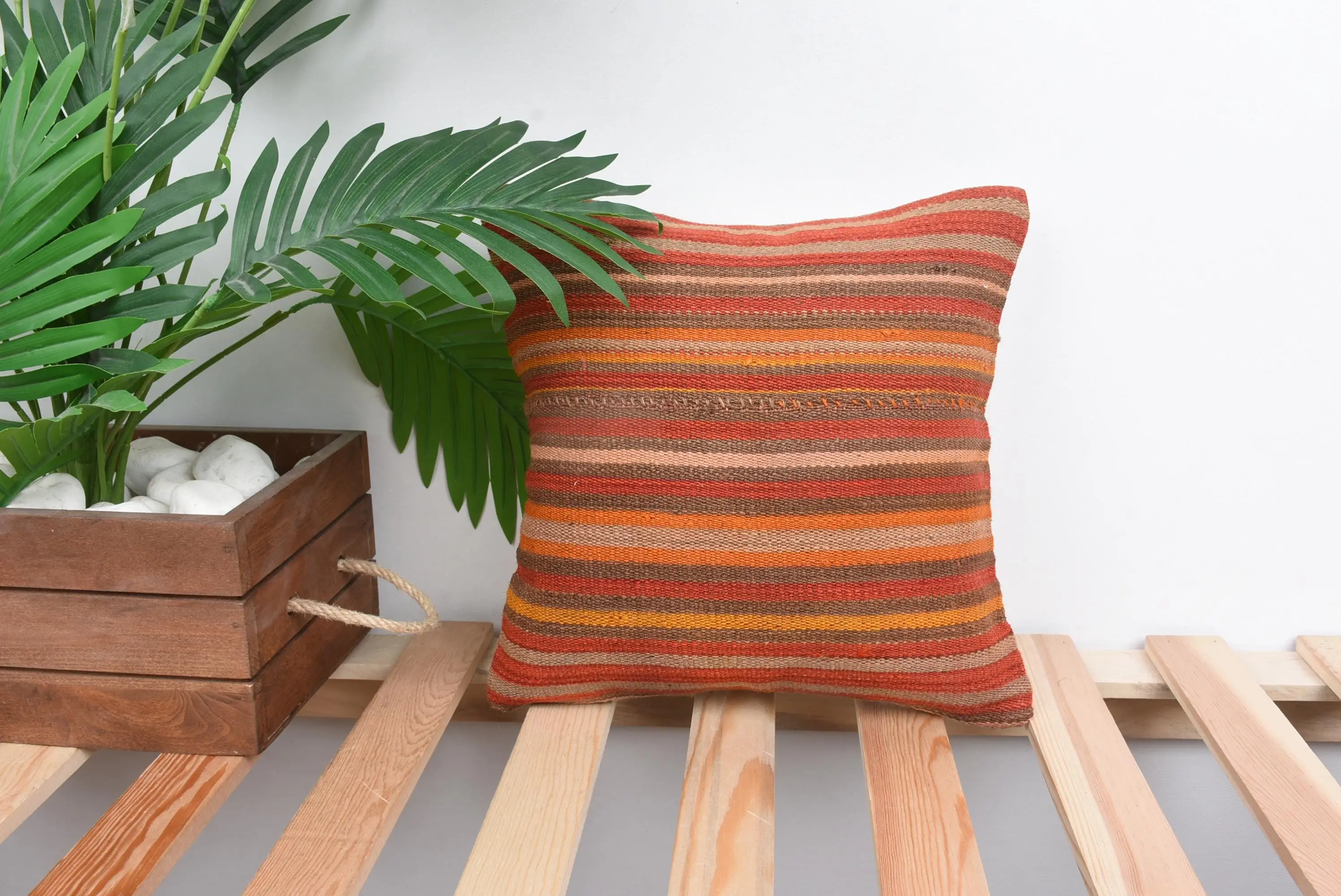 Kırmızı ve turuncu çizgili, işlemeli 12x12 inç yastık, dekoratif yastık - 1