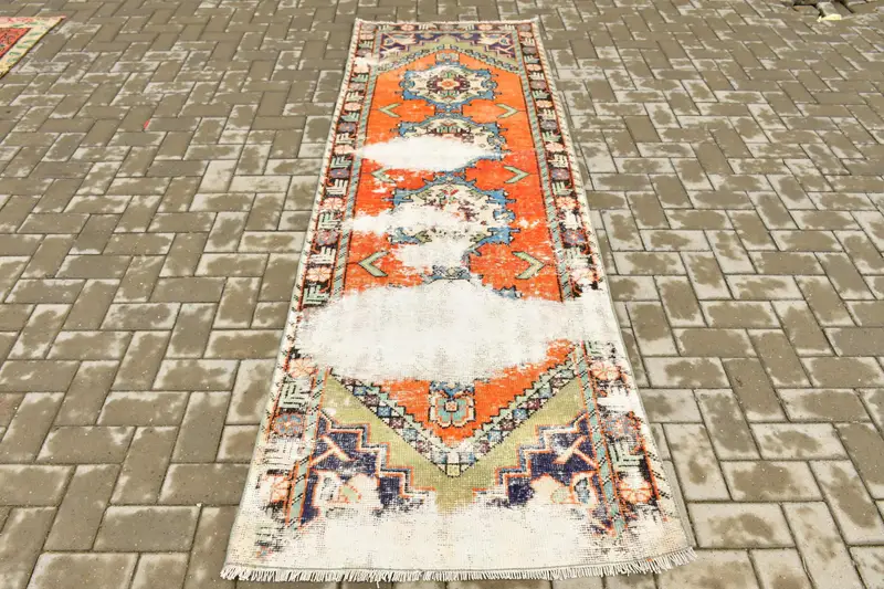 Vintage Läuferteppich 2,8x8,7 ft, orangefarbener türkischer Wollteppich mit Tiermuster - 1