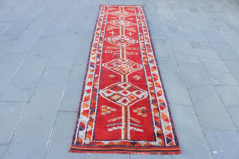 Türkischer Vintage-Teppich, Läufer 2,6x10,9 ft (80x333 cm) Teppich, roter floraler Wollteppich - 1