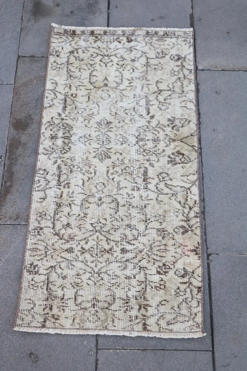 Eleganter beiger Ikat-Teppich, 1,6 x 3,3 Fuß mit braunen Akzenten