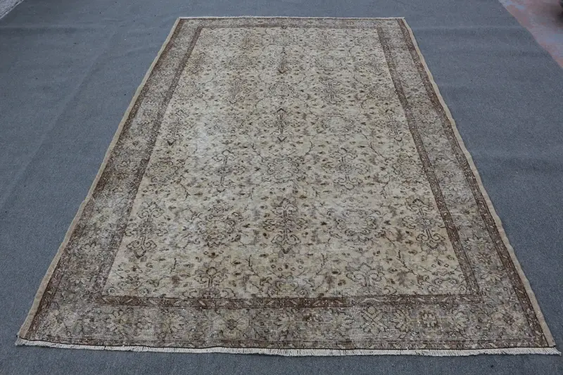 Elegant Beige Oriental Rug, 8,6x8,63 ft with Brown Accents