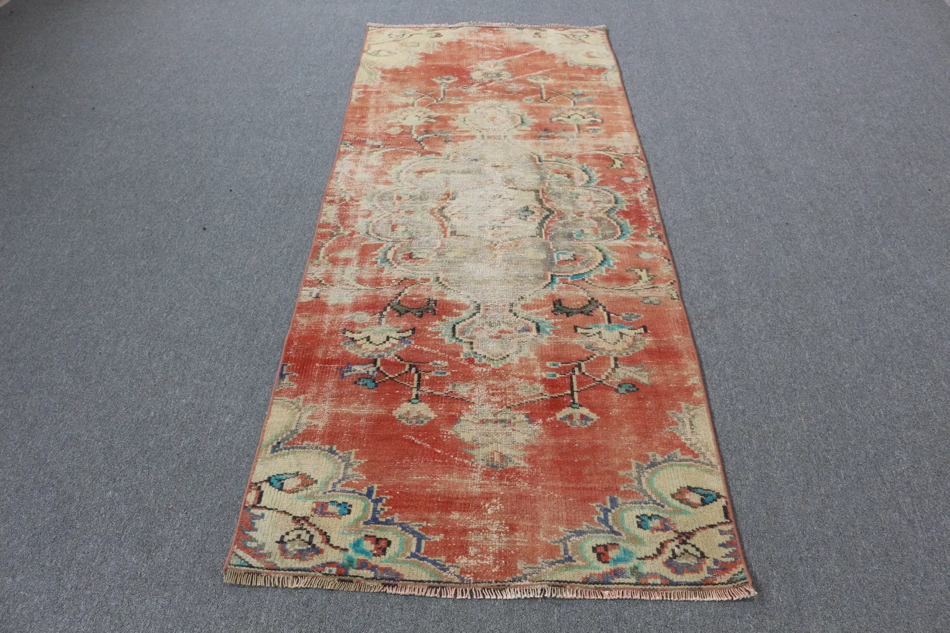 Türk Halısı 3.1x7.4 ft, Kırmızı Mavi Çiçekli Yün Vintage Halı - 1