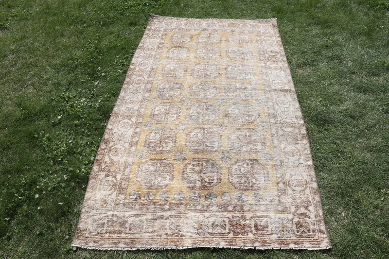 Elegante alfombra persa beige, 1,10 x 1,80 m con detalles en amarillo