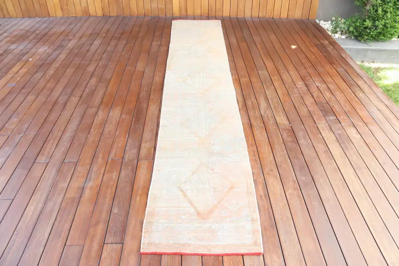 Alfombra vintage turca de 1,8x10,7 pies, alfombra de corredor, alfombra de cuadros Oushak blanca - 1