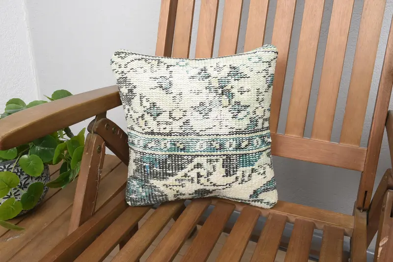 Geometrisches besticktes Kissen in Beige und Grün, Vintage-Kissen