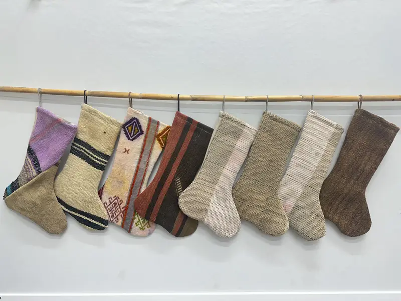 Media festiva de adorno beige y marrón, encantadora media navideña