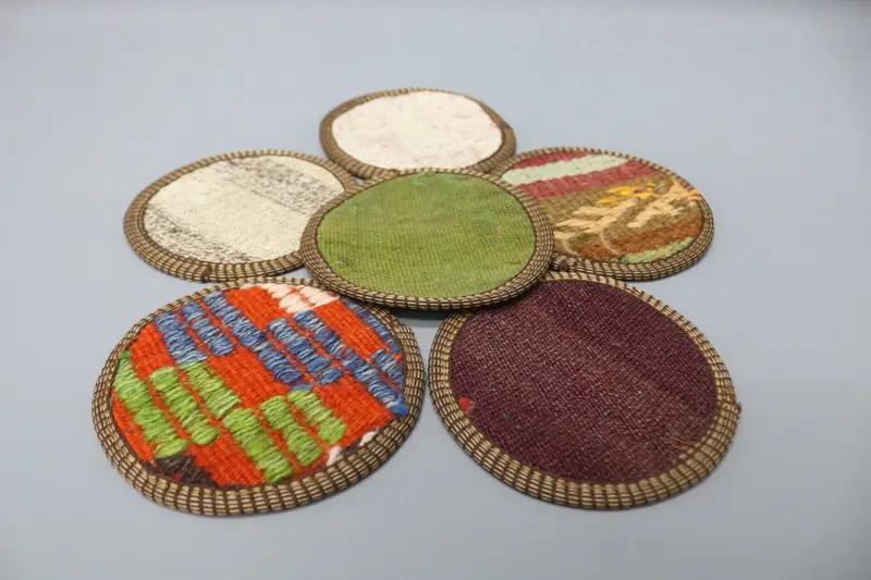 グリーンとブロンズのストライプコースター、素朴な滑り止めパッド