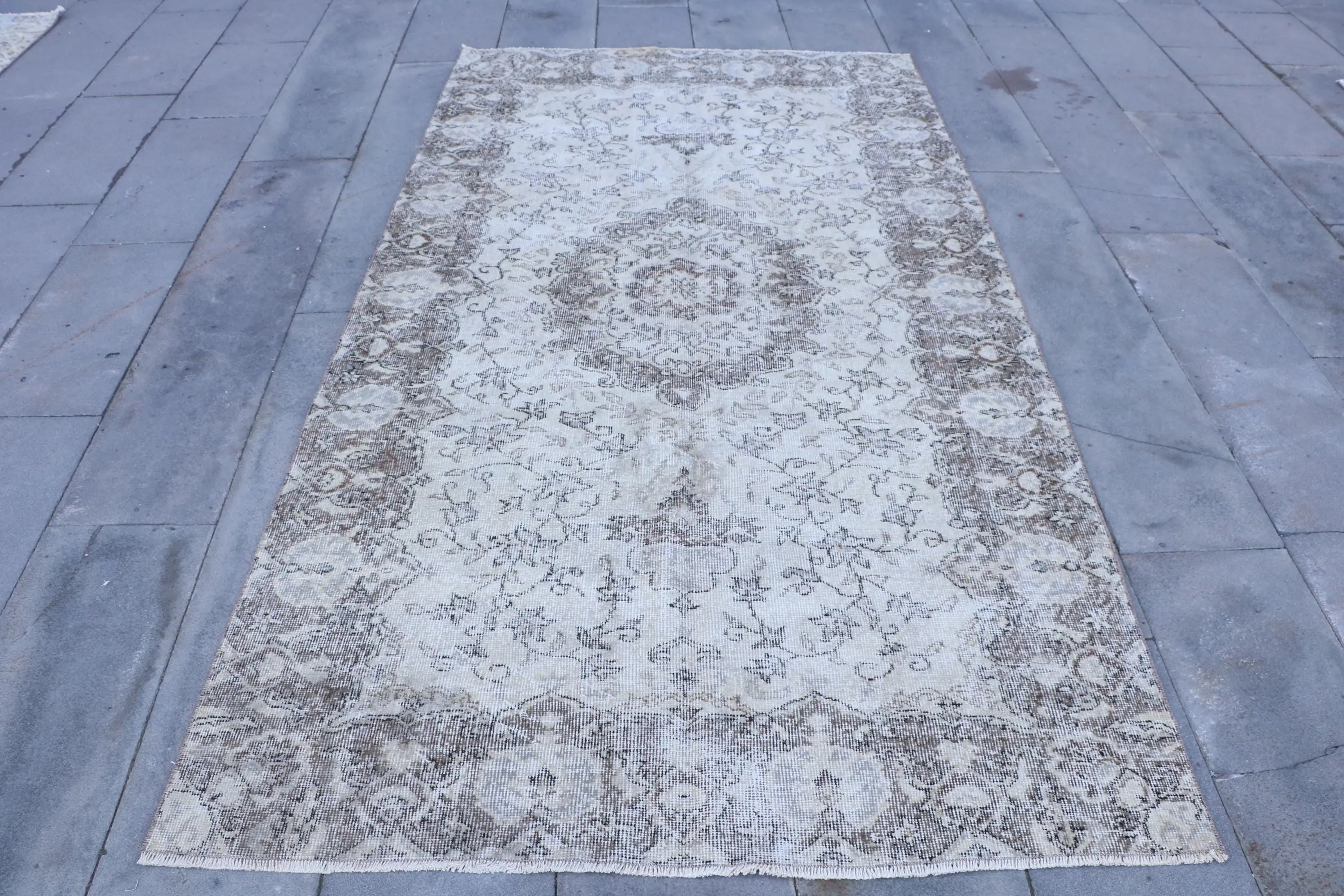 Turkish Rug 4.6x8.5 ft (141x259 cm), Gray Striped Vintage Rug - 1