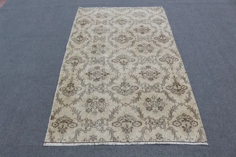 エレガントなベージュの花柄ラグ、3.9x6.4フィート ベージュ&ブラウン