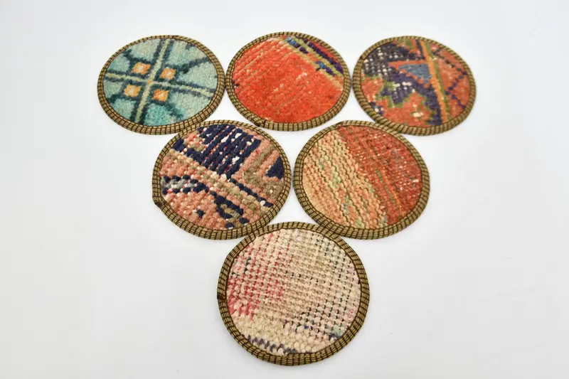 Posavasos de bronce y naranja, elegantes posavasos de alfombras