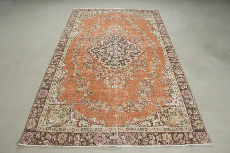 オレンジ & ブラック ラグ、幾何学模様の花モチーフ 4.8x8.1 フィート