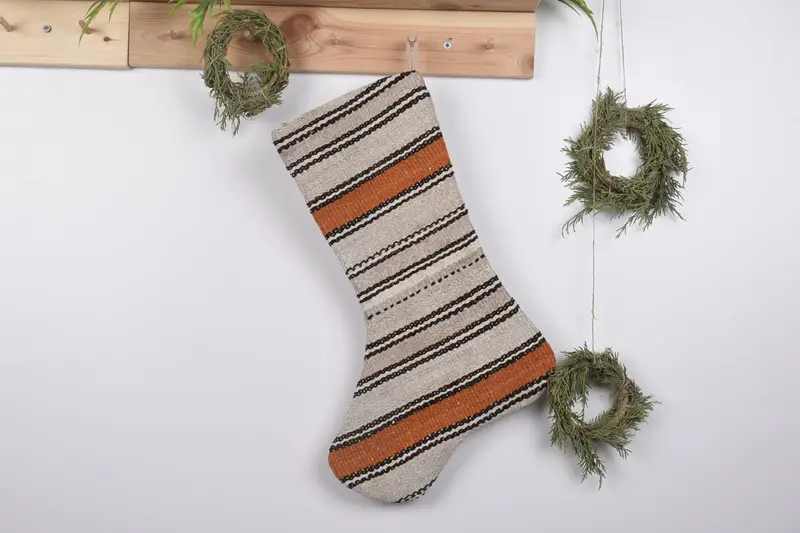 Şenlikli Noel Süsleri Deseni, 19 İnç Geniş Tatil Çorabı