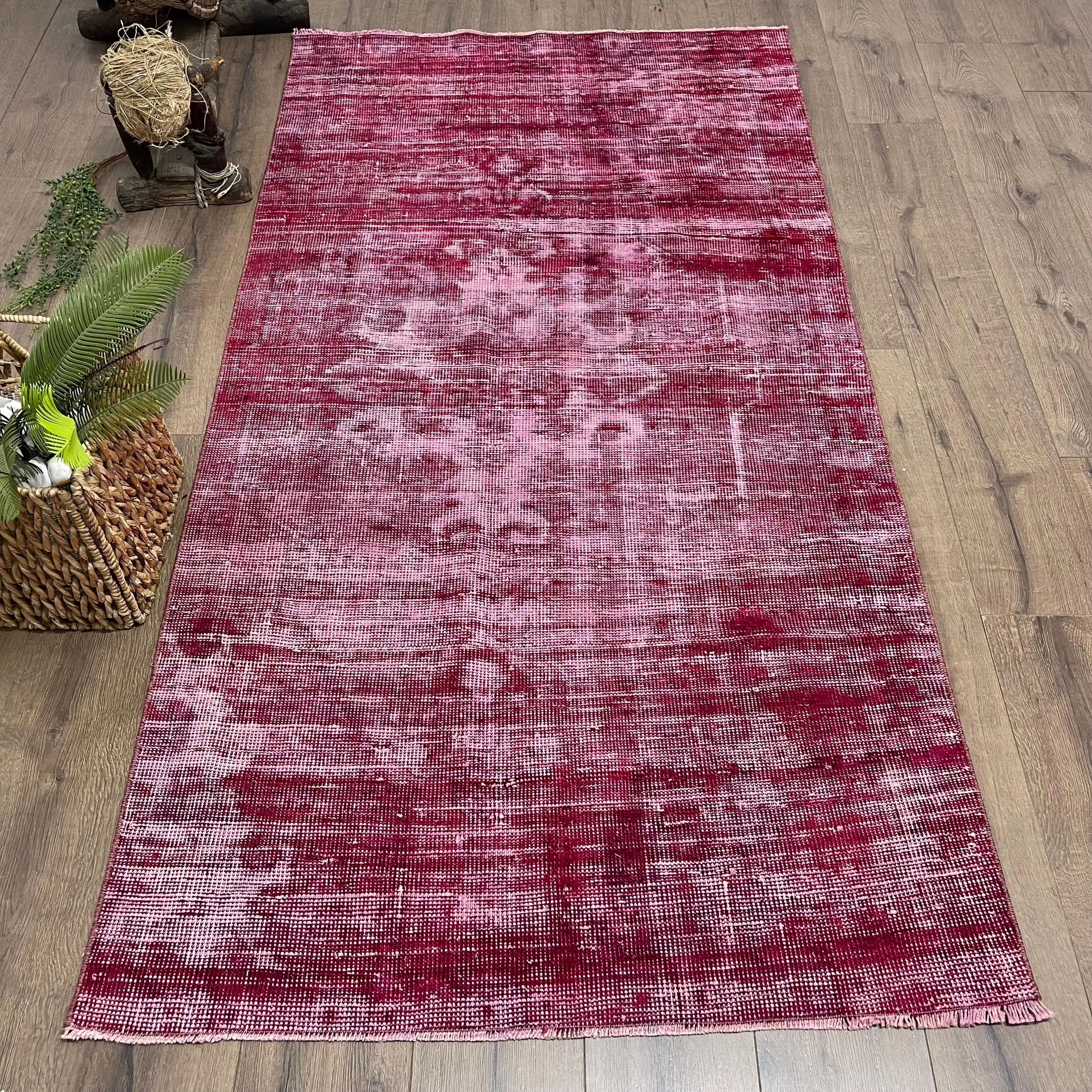 Vintage Teppich 3,5x6,9 ft (108x209 cm), roter floraler türkischer Teppich - 1
