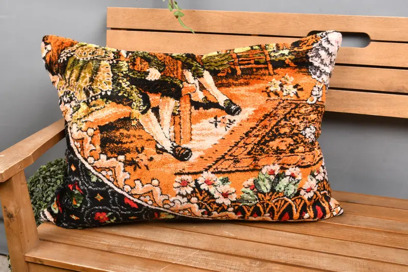 Gesticktes Kissen mit Tiermotiv in Orange und Bronze, handgefertigtes Wurfkissen