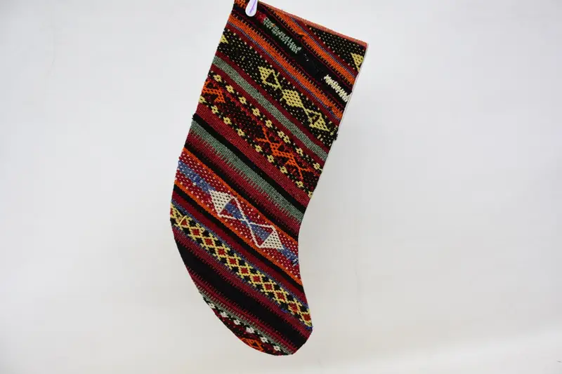 お祝いの赤とオレンジのクリスマスオーナメントストッキング、居心地の良いホリデーストッキング