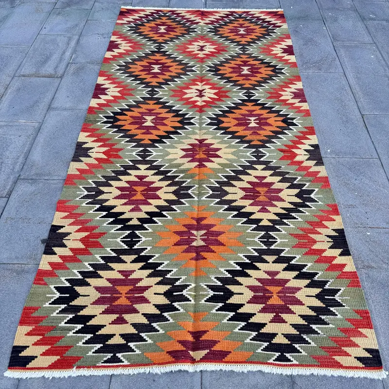 Zarif Yeşil Halı, Kırmızı Desenli 4,2x8,9 ft