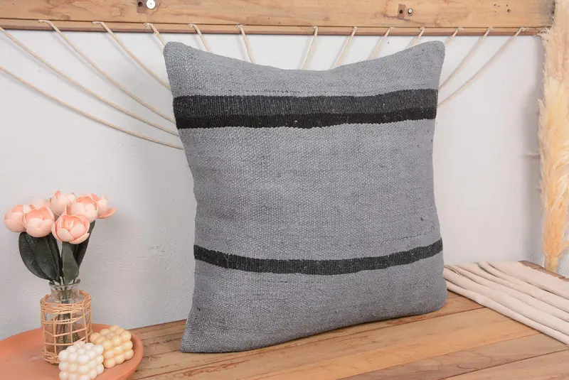 Grau & Braun besticktes Wurfkissen, handgemachtes gestreiftes Kissen
